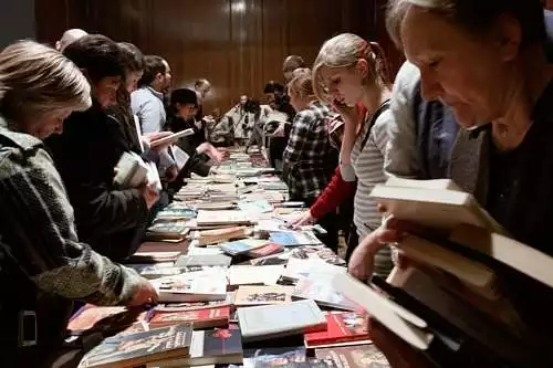 Akcje wymiany książek cieszą się w Poznaniu dużym powodzeniem. Organizuje je m.in. CK Zamek.