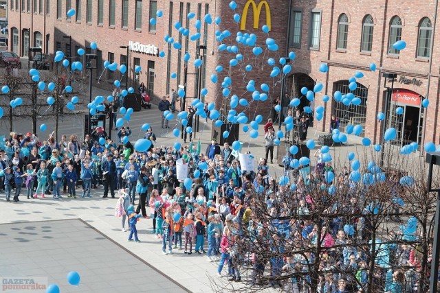 Tysiące niebieskich balonów wypuszczonych przez uczniów SP nr 20 wzleciało w powietrze nad Włocławkiem podczas piątkowej akcji z okazji Światowego Dnia Świadomości Autyzmu. 

Na niedzielę przy Wzorcowni zaplanowano punkty konsultacyjne i warsztaty sensoryczne. Na niebiesko podświetlone też zostaną Wzorcownia i Pałac Bursztynowy. W poniedziałek nastąpi przemarsz pod hasłem "Niebieski korowód".



