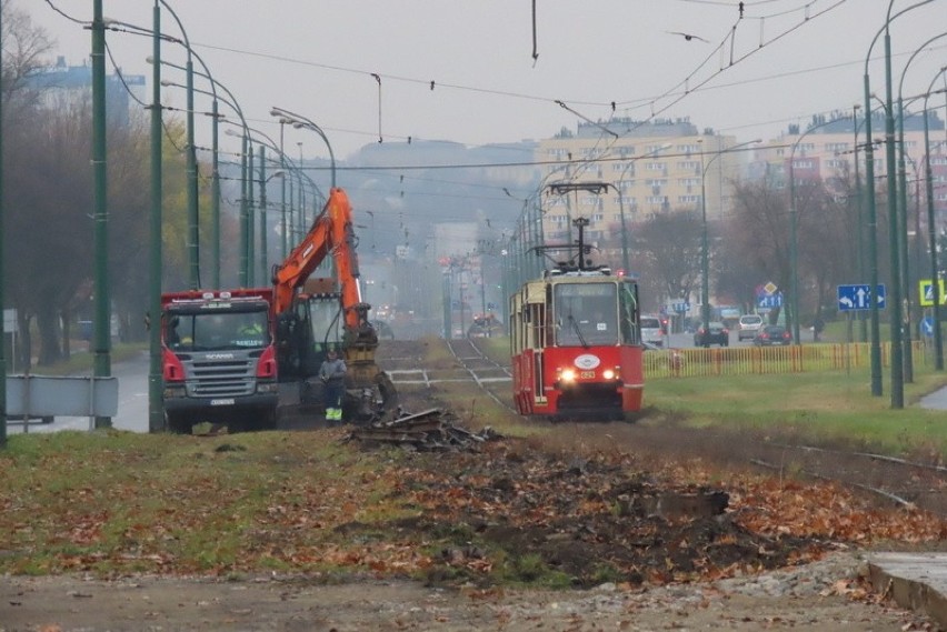 W Dąbrowie Górniczej rozbiórką starego torowiska rozpoczęła...