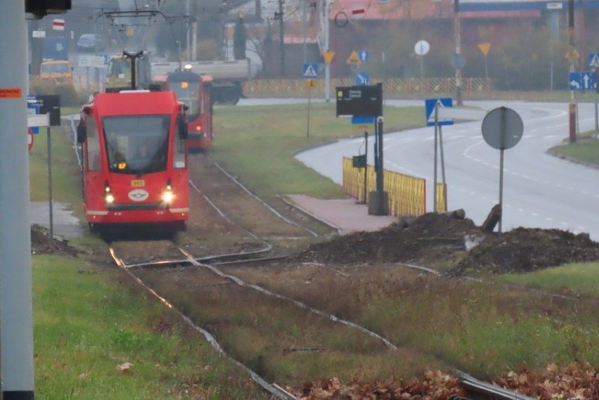 W Dąbrowie Górniczej rozbiórką starego torowiska rozpoczęła...