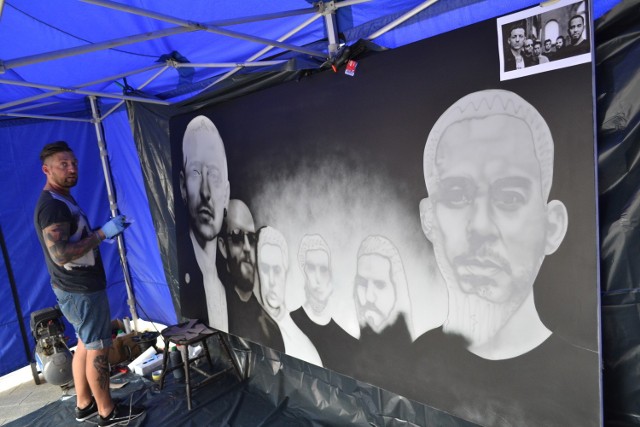 Linkin Park w Rybniku: Giganyczny obraz zespołu malują na rynku