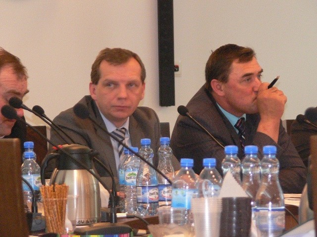 Radny Artur Michalak na sesji Rady Powiatu Łowickiego, odbywającej się 26 kwietnia