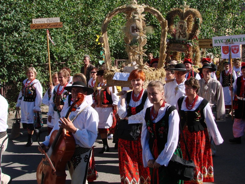 Dożynki w Rodakach z jeźdźcami na koniach, wozami drabiniastymi i wieńcami ze zbóż