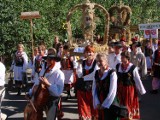 Dożynki w Rodakach z jeźdźcami na koniach, wozami drabiniastymi i wieńcami ze zbóż