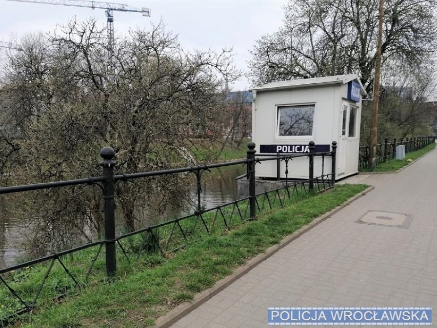 Wrocław. Pijany rowerzysta wjechał w... policyjny posterunek na Podwalu 