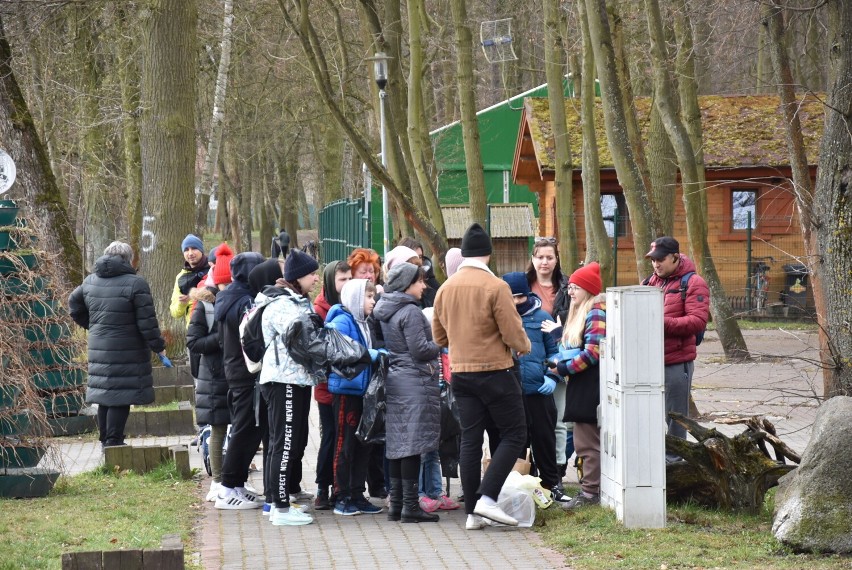 Malbork. Goście z Ukrainy posprzątali park. W ten sposób chcieli podziękować za to, jak zostali przyjęci w mieście