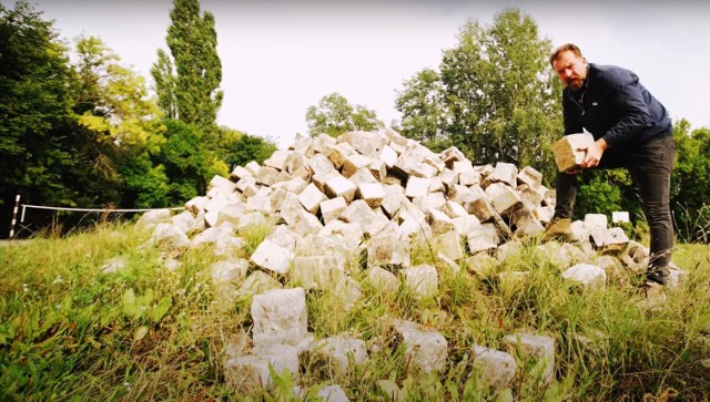 Poruszająca historia z Nowej Soli. Z tej kostki, po której szły więźniarki ma powstać pomnik ich pamięci