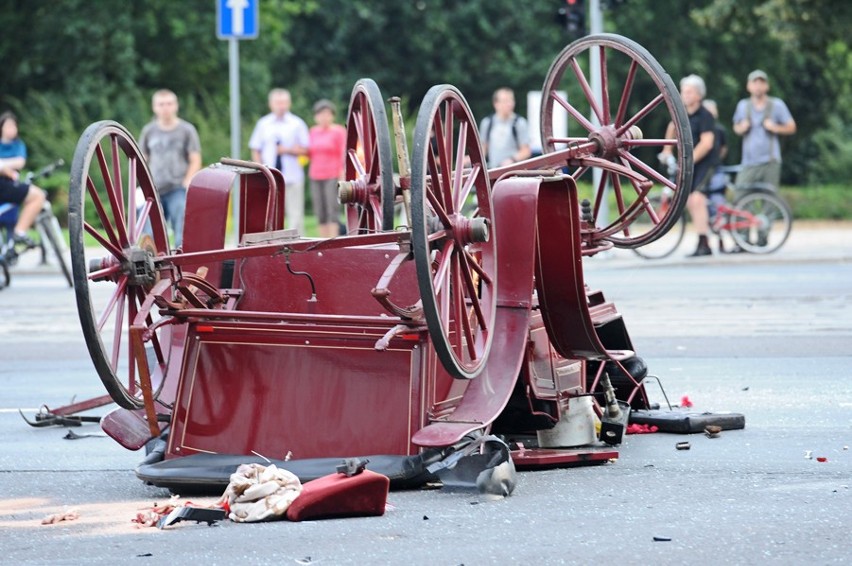 Poznań: Dorożka zderzyła się z autem. Martwy koń i troje rannych [ZDJĘCIA]