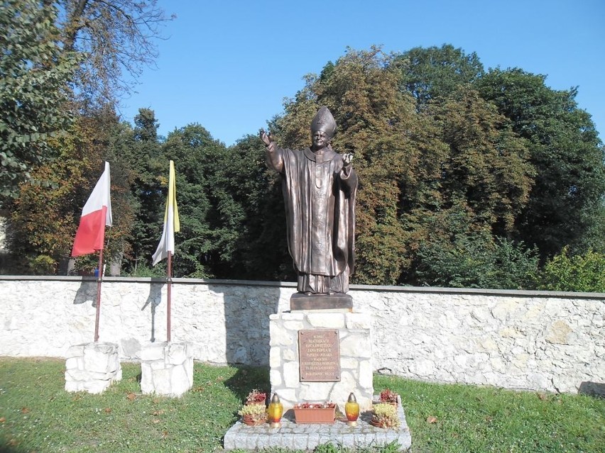 Zniszczony pomnik papieża w pilicy