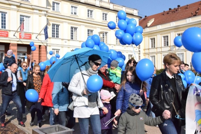 Pruszcz Gdański: "Autyzm i co dalej?" Niebieski happening  w środku miasta - występy, pokazy, warsztaty [CZĘŚĆ I, ZDJĘCIA, WIDEO]