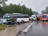 Nowe Żukowice. Wypadek z udziałem busa wiozącego dzieci do szkoły. Droga wojewódzka 984 była całkowicie zablokowana [ZDJĘCIA]