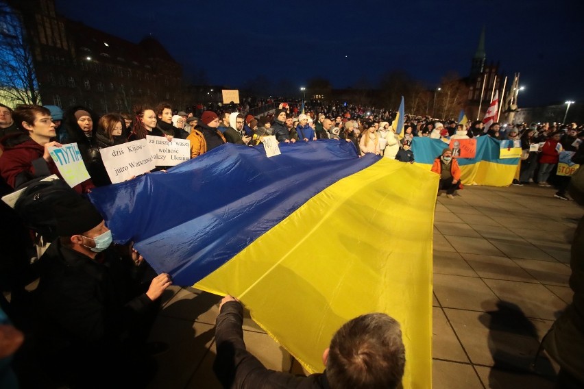 Antywojenna manifestacja w Szczecinie. Miasto solidarne z Ukrainą! 