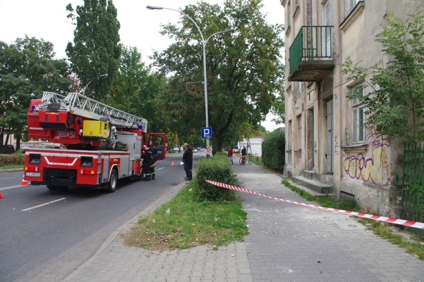 Kamienica przy Partyzantów zaczyna się sypać. Cegły spadły...