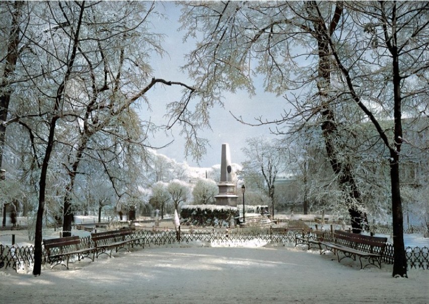 Planty w Krakowie zimą. Widok na obelisk ku czci Floriana...