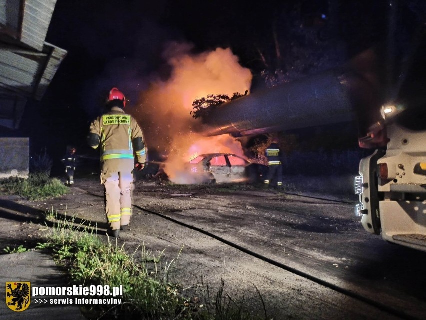 Nocny (22.07.2020 r.) pożar samochodu i rur ciepłowniczych na gdańskich Młyniskach [zdjęcia]