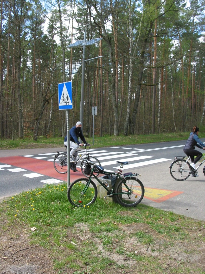 Nawet jazda rekreacyjna na podmiejskich drogach rowerowych...