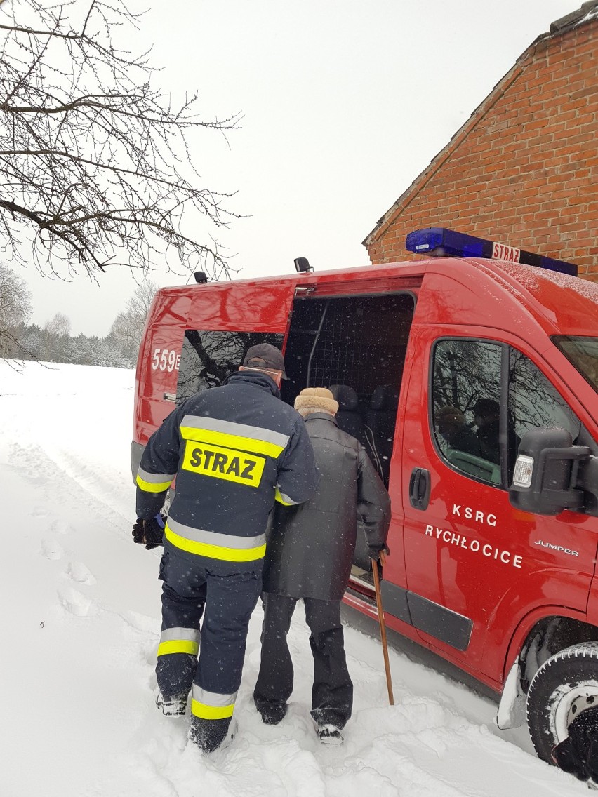 Strażacy z powiatu wieluńskiego pomagają dotrzeć na szczepienie 