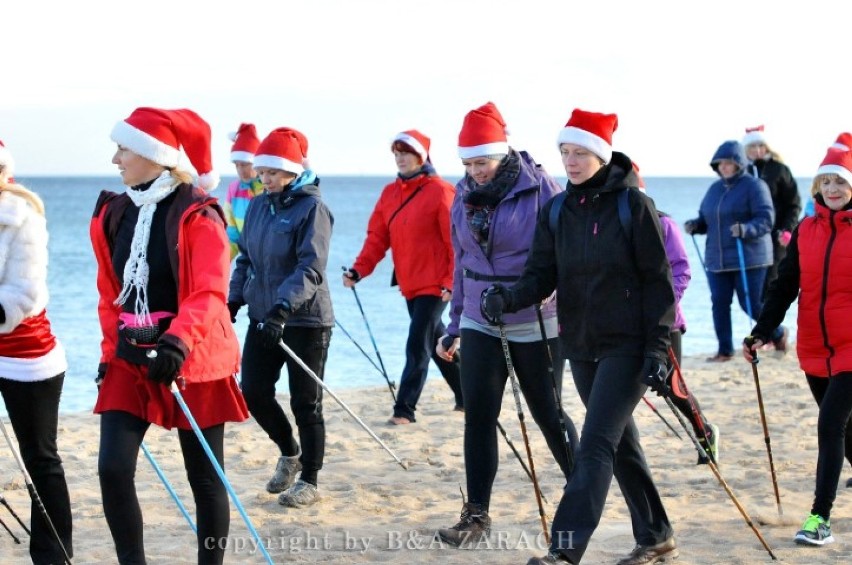 Mikołajkowy trening nordic walking na plaży w Jelitkowie -...