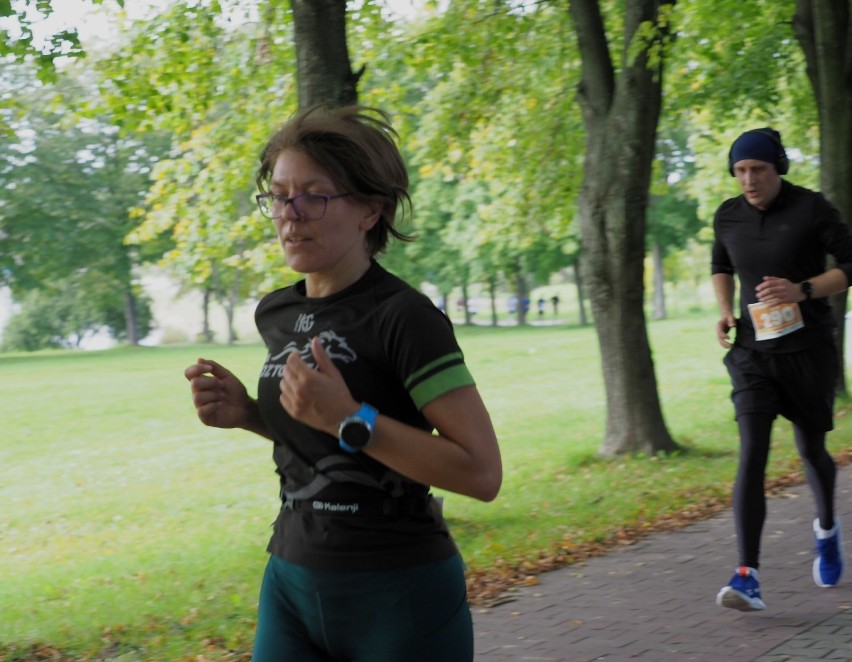 „Jesienna Dycha”. Kilkuset biegaczy wzięło udział w biegu nad Zalewem Zemborzyckim. Zobacz zdjęcia