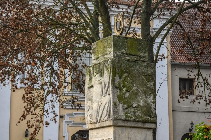 Przy ulicy Dworcowej znajduje się pomnik Wacława z Szamotuł