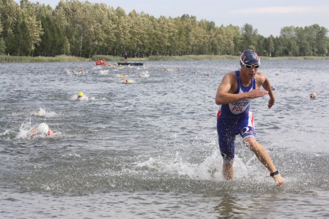 W sobotę na Sosinie odbędzie się 8. edycja jaworznickiego triathlonu "Stalowy Sokół 2014". Uczestncy imprezy wezmą udział w trzech konkurencjach: pływaniu (400 m), jeździe na rowerze (10 km) i biegu crossowym (3 km). Biuro zawodów (teren pola namiotowego przy deptaku na Sosinie) czynne będzie w godz. 8.30-10, start pierwszej serii zaplanowany jest na godzinę 11.. W przypadku startu zawodnika niepełnoletniego wymagana jest pisemna zgoda opiekuna prawnego. Do startu niezbędny jest sprawny technicznie rower i obowiązkowo kask rowerowy. A za tydzień kolejne sportowe zmagania. Przypominamy, że zbliża się kolejny, bo  19. już Międzynarodowy Bieg Uliczny w Jaworznie. Odbędzie się on w sobotę, 30 sierpnia.