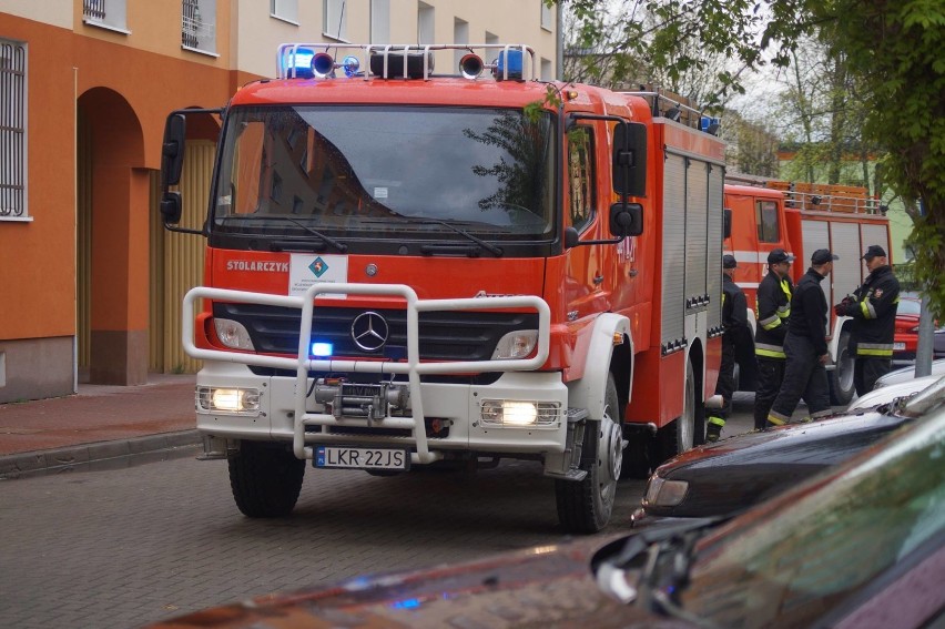 Policjanci z Kraśnika uratowali niepełnosprawnego mężczyznę. Wynieśli go z płonącego mieszkania