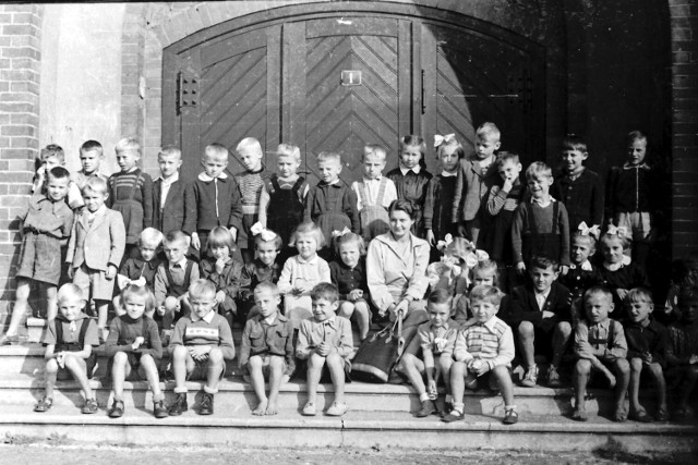 Życie szkolne i kolonijne w powojennej Ustce. Nauczyciele i uczniowie na fotografiach Heleny Bieszczad, pierwszej właścicielki zakładu fotograficznego w mieście