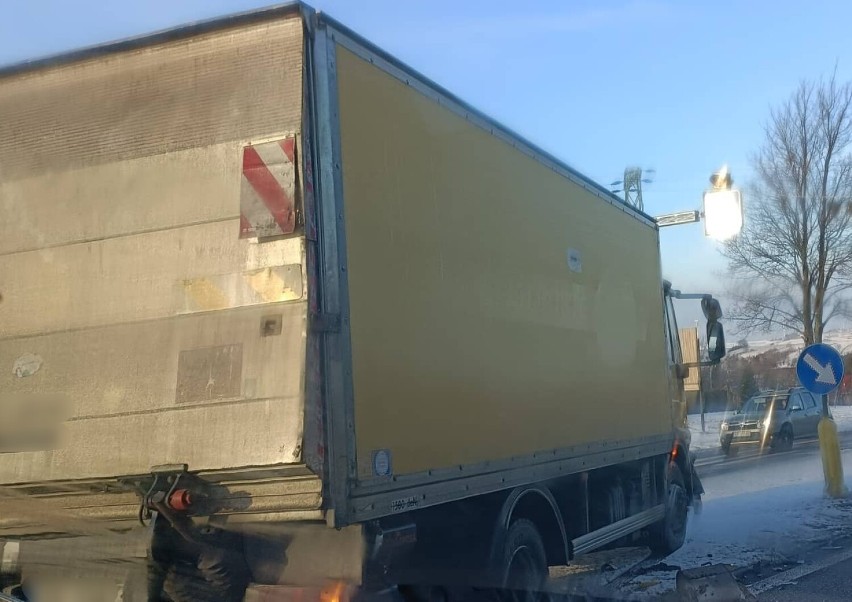 Zderzenie samochodu ciężarowego z subaru na DK 77 w Żurawicy