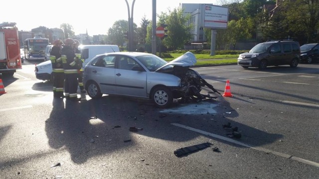 Pechowo rozpoczęła się środa (2 maja) na bydgoskich drogach. Na placu Poznańskim, na wysokości WKU, zderzyły się dwa samochody osobowe. Seatem i mitsubishi podróżowały dwie osoby. Kierowca jednego z pojazdów jest opatrywany przez ratowników medycznych. 

- Swoje czynności prowadzą policjanci - mówi dyżurny bydgoskich strażaków. - Na miejscu są też dwa zastępy straży pożarnej. Jeden z samochodów jest dość mocno uszkodzony. 

W tym miejscu mogą występować utrudnienia. Więcej informacji wkrótce.