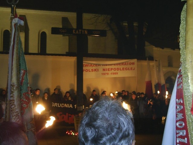 Uroczystości pod Krzyżem Katyńskim w Krakowie 13.12.2006. (fot. Michał Tyrpa)