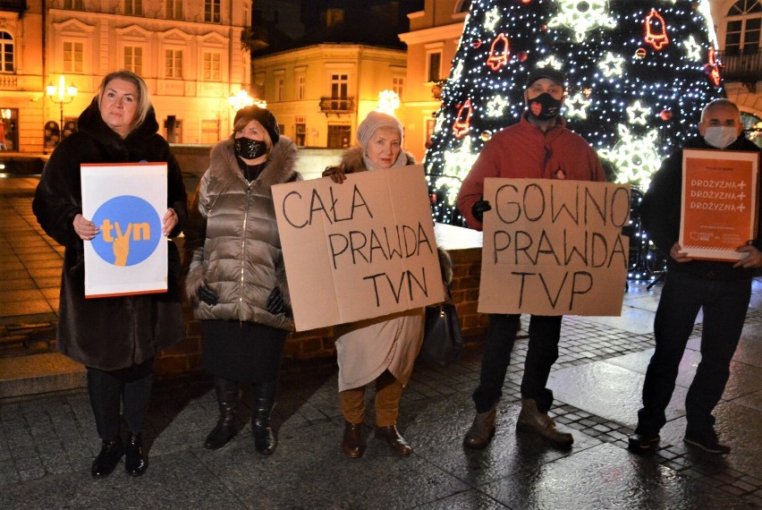 Protest ph. "Wolne media" przeciw lex TVN w Rynku...