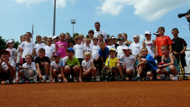 Łukasz Kubot spotkał się z młodymi adeptami tenisa na kortach w Legnicy