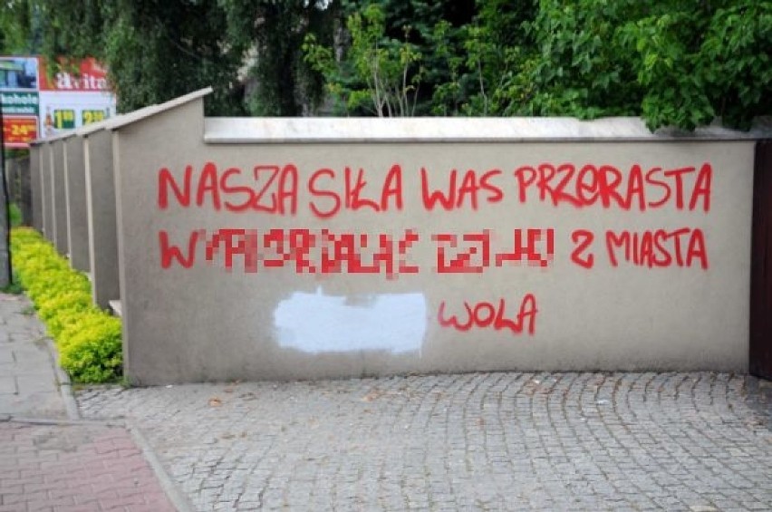 Kraków. Napisami w Bednarza i Smudę. "To są ludzie, z którymi nie warto rozmawiać, nawet o pogodzie"