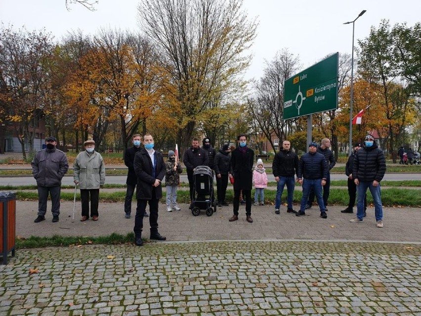 Przedstawiciele ruchów narodowych i kibice złożyli kwiaty pod Obeliskiem Niepodległości