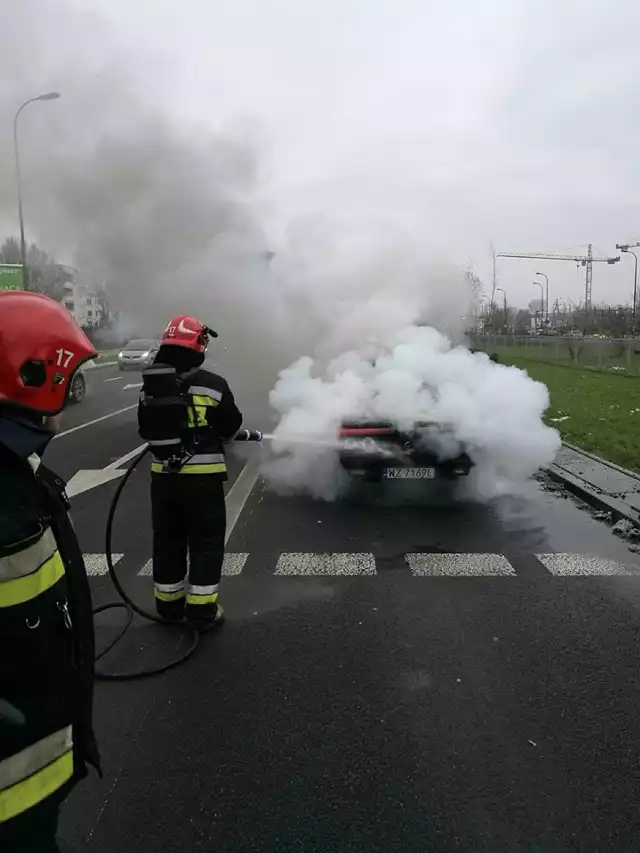 Mnóstwo dymu a na koniec smutny widok. Na Ursynowie płonął Polonez