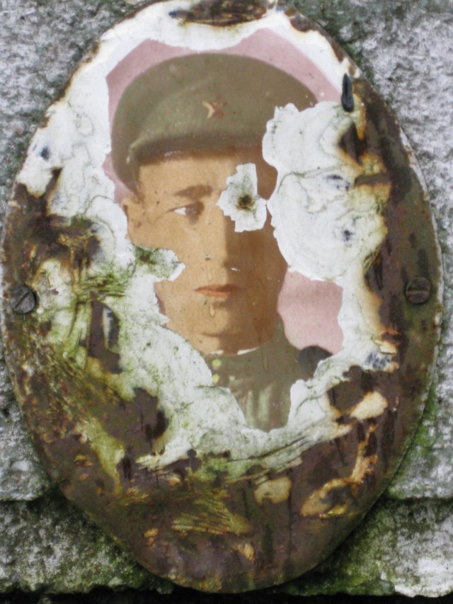 Jeden z medalionów na Cmentarzu Oficerów Radzieckich w Cybince.