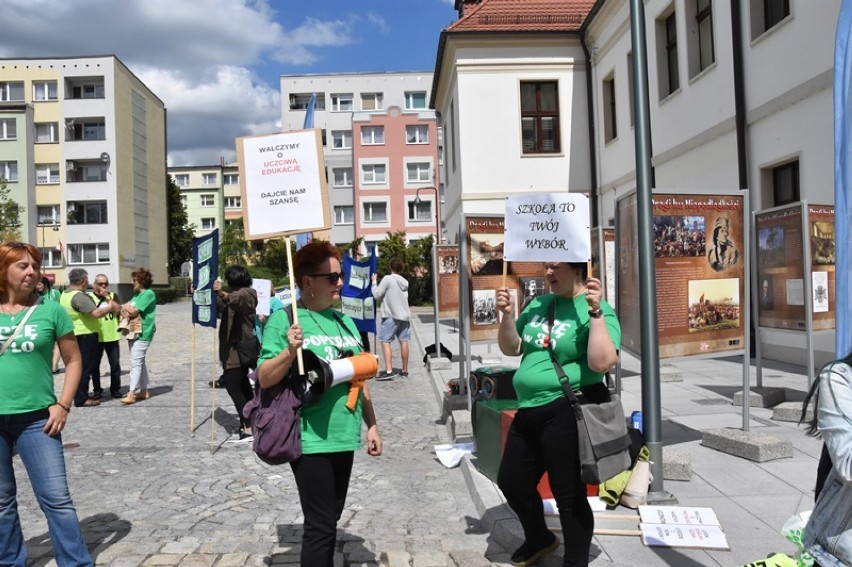 Nauczyciele, rodzice i uczniowie manifestowali przed ratuszem [ZDJĘCIA]