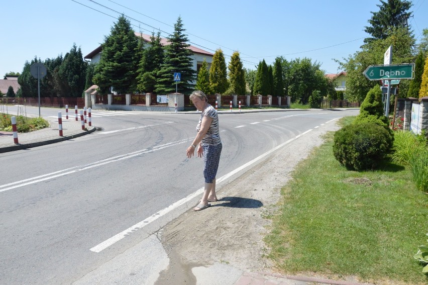 Pani Maria pokazuje, jak bardzo zachodzą ciężarówki jadące...