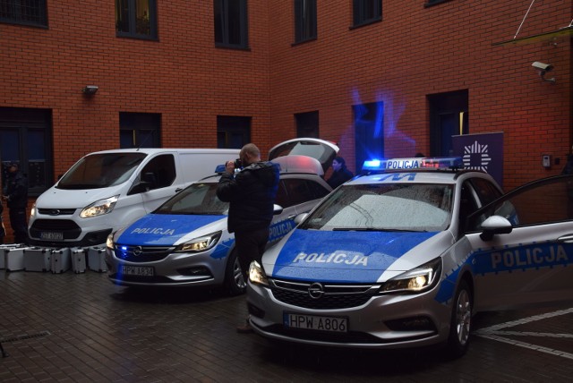 Dziś w policji przekazano do eksploatacji trzy nowe pojazdy.