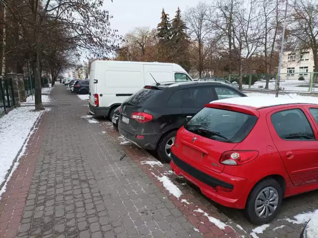 Wandale oderwali lub powyginali tablice rejestracyjne na wielu samochodach