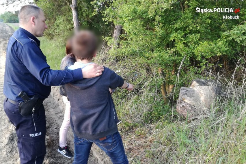 22-latek z Działoszyna ukrywał narkotyki pod korzeniem drzewa