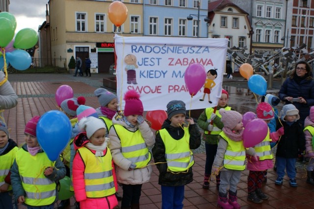 Jacek Czapiewski, wiceburmistrz Bytowa zainaugurował na placu Kardynała Wyszyńskiego w Bytowie cykl wydarzeń z okazji Ogólnopolskiego Dnia Praw Dziecka. W krótkiej przemowie zwrócił uwagę, aby dzieci pamiętały o swoich prawach, ale także i obowiązkach. Więcej na ten temat w ”Głosie Bytowa/Miastka”.