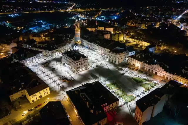 Na zdjęciu z 9 bm. zrewitalizowany Rynek w Jarosławiu z neorenesansowym ratuszem. Prace kosztowały 16 milionów 200 tysięcy złotych. Prawie 10 milionów na ten cel miasto uzyskało z funduszy zewnętrznych.