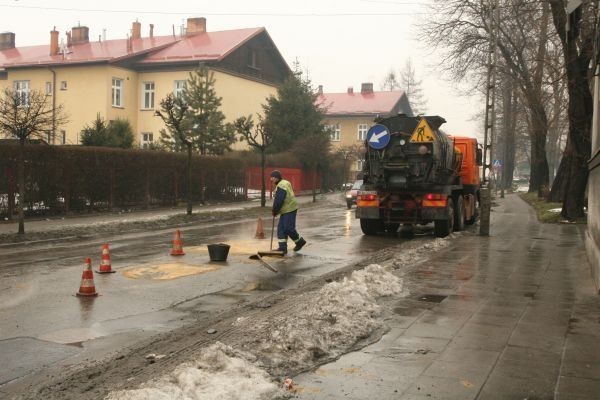 Jak wyjaśnia Grzegorz Mirek, dyrektor Miejskiego Zarządu Dróg w Nowym Sączu, obecnie nastał najgorszy czas dla asfaltowych ulic. W dzień nagrzewają się, śnieg i lód zamieniając w wodę. Nocą woda zamarza i rozsadza nawierzchnię. Zimowa klęska nie dotknęła  ostatnio przebudowanych jezdni.