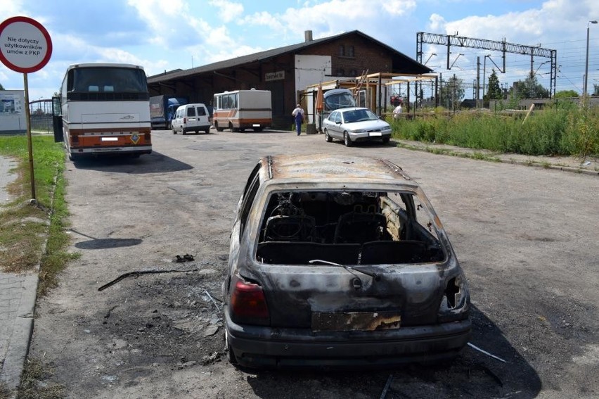 Tajemniczy podpalacz aut grasuje w Ostrowie. W nocy spalił w sumie pięć samochodów [ZDJĘCIA]