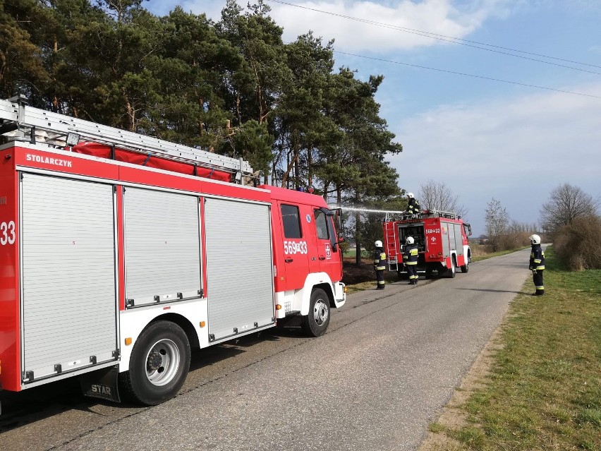 Strażacy zostali zadysponowani do dogaszania pogorzeliska oraz usunięcia plamy oleju