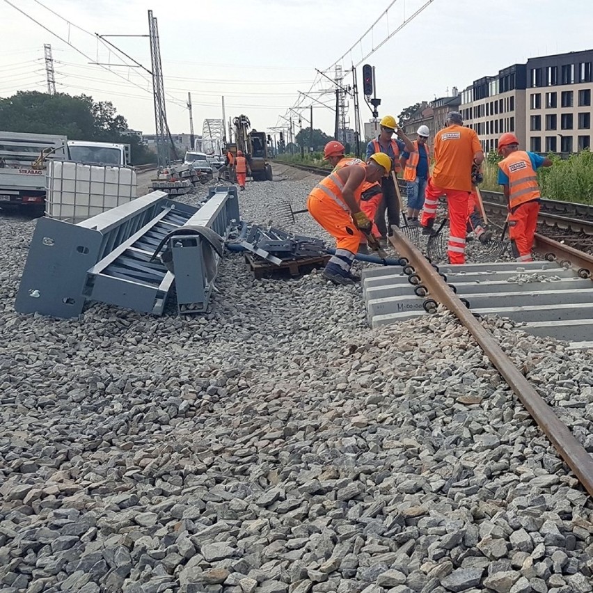 Trwa przenoszenie ruchu pociągów ze starego toru na nowy tor