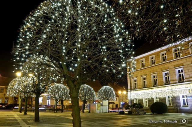 Pleszew potrafił przystroić się na święta. Zobacz, jak zmieniała świąteczna iluminacja naszego miasta. Wyjątkowe galeria na święta!