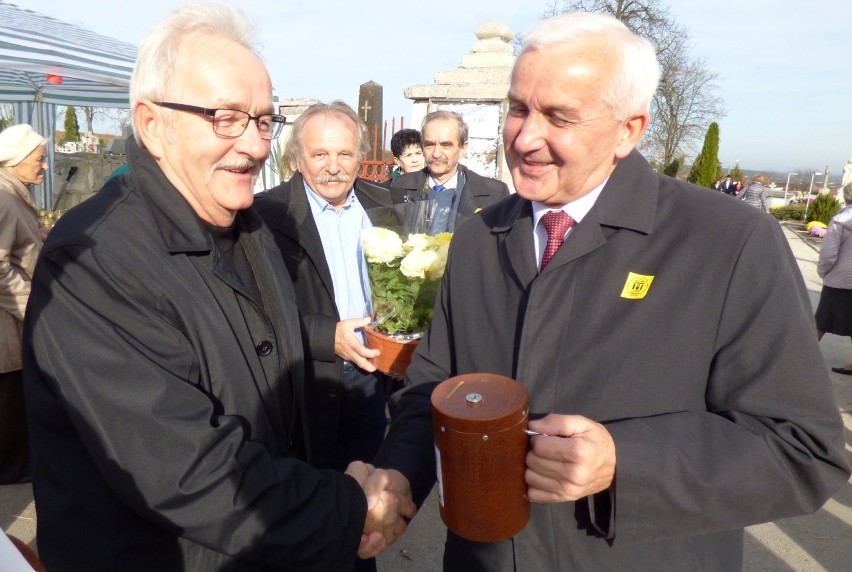 Busko kwestuje w Zaduszki. Zbieramy pieniądze na renowację zabytkowych nagrobków [ZDJĘCIA]