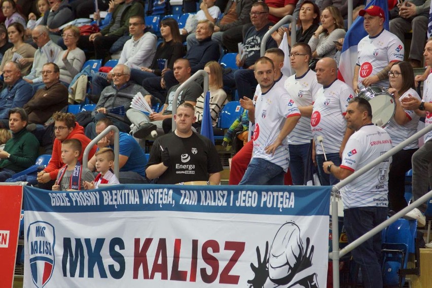 Kibice siatkarek Energa MKS Kalisz podczas meczu z Grupą Azoty Akademią Tarnów. ZDJĘCIA